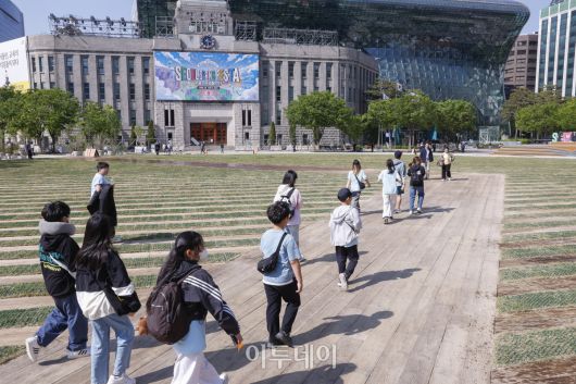 28일 21년 만에 새 단장한 서울 중구 서울광장에서 시민들이 산책을 하고 있다. 이날 서울시는 숲과 정원의 개념을 더해 문화·예술·여가·자연을 동시에 즐길 수 있는 새로운 서울광장을 1차 공개했다. 조현호 기자 hyunho@