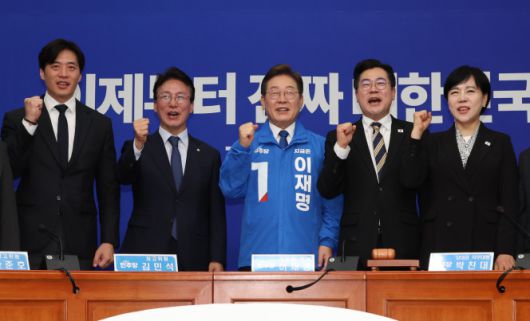 더불어민주당 이재명 대선 후보와 박찬대 당대표 직무대행 겸 원내대표, 최고위원들이 28일 서울 여의도 국회에서 열린 최고위원회의에서 파이팅을 외치고 있다. 2025.4.28.