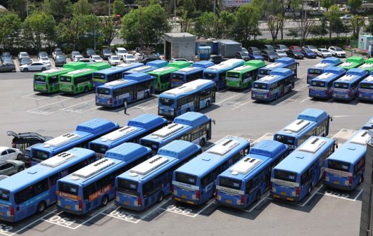 서울 시내버스 노사의 올해 임금·단체협상 교섭이 난항을 겪으면서 노조가 파업 돌입을 위한 쟁의행위 절차에 들어갔다. 28일 서울의 한 차고지에 시내버스가 주차돼 있다. 서울시버스노동조합은 이날 전체 조합원을 대상으로 쟁의 행위 찬반 투표를 진행한다. 투표에서 쟁의행위 안건이 가결되고 2차 조정일인 29일 자정까지 합의가 이뤄지지 않으면, 노조는 30일부터 준법 투쟁(태업)이나 파업에 나설 수 있다. 파업이 현실화할 경우 지난해에 이어 2년 연속 파업이다. 신태현 기자 holjjak@