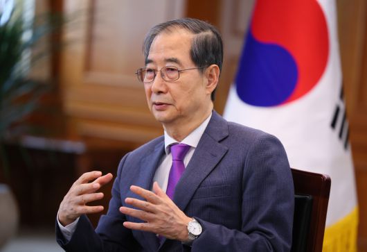 한덕수 대통령 권한대행 국무총리가 지난 22일 영국 시사주간지 '더 이코노미스트'와 인터뷰를 하고 있다.