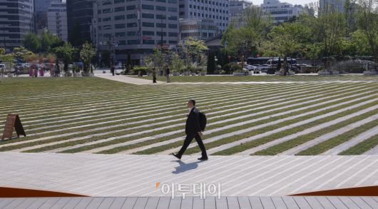 28일 21년 만에 새 단장한 서울 중구 서울광장에서 시민들이 산책을 하고 있다. 이날 서울시는 숲과 정원의 개념을 더해 문화·예술·여가·자연을 동시에 즐길 수 있는 새로운 서울광장을 1차 공개했다. 조현호 기자 hyunho@