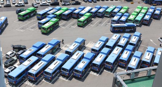 서울 시내버스 노사의 올해 임금·단체협상 교섭이 난항을 겪으면서 노조가 파업 돌입을 위한 쟁의행위 절차에 들어갔다. 28일 서울의 한 차고지에 시내버스가 주차돼 있다. 서울시버스노동조합은 이날 전체 조합원을 대상으로 쟁의 행위 찬반 투표를 진행한다. 투표에서 쟁의행위 안건이 가결되고 2차 조정일인 29일 자정까지 합의가 이뤄지지 않으면, 노조는 30일부터 준법 투쟁(태업)이나 파업에 나설 수 있다. 파업이 현실화할 경우 지난해에 이어 2년 연속 파업이다. 신태현 기자 holjjak@