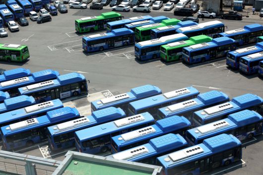 서울 시내버스 노사의 올해 임금·단체협상 교섭이 난항을 겪으면서 노조가 파업 돌입을 위한 쟁의행위 절차에 들어갔다. 28일 서울의 한 차고지에 시내버스가 주차돼 있다. 서울시버스노동조합은 이날 전체 조합원을 대상으로 쟁의 행위 찬반 투표를 진행한다. 투표에서 쟁의행위 안건이 가결되고 2차 조정일인 29일 자정까지 합의가 이뤄지지 않으면, 노조는 30일부터 준법 투쟁(태업)이나 파업에 나설 수 있다. 파업이 현실화할 경우 지난해에 이어 2년 연속 파업이다. 신태현 기자 holjjak@