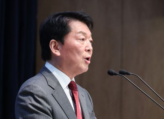 국민의힘 안철수 대선 경선 후보가 27일 서울 여의도 국회 소통관에서 국민께 드리는 호소문을 발표하고 있다.