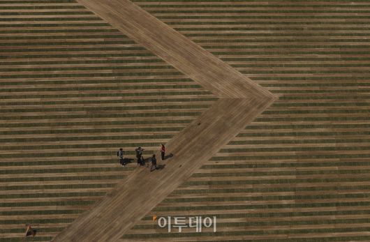 28일 21년 만에 새 단장한 서울 중구 서울광장에서 시민들이 산책을 하고 있다. 이날 서울시는 숲과 정원의 개념을 더해 문화·예술·여가·자연을 동시에 즐길 수 있는 새로운 서울광장을 1차 공개했다. 조현호 기자 hyunho@