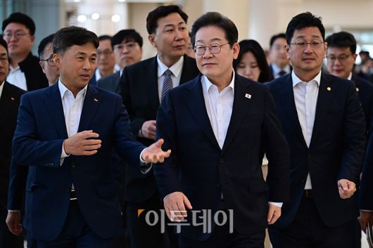 이재명(앞줄 오른쪽) 더불어민주당 대선 후보와 곽노정 SK하이닉스 대표이사 사장이 28일 경기 이천 SK하이닉스에서 열린 K-반도체 AI메모리반도체 기업 간담회에 참석하며 대화하고 있다. 사진=국회사진취재단