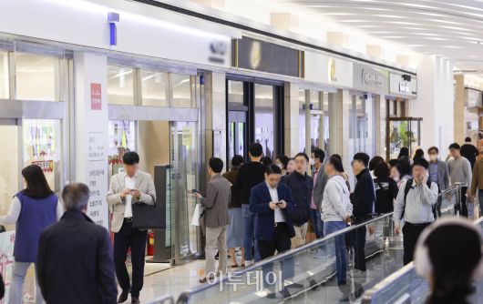 SKT 유심 해킹 사고와 관련해 전국 T월드 매장에서 희망 고객을 대상으로 무상 유심 교체 실시 첫 날인 28일 서울 시내의 한 SKT 대리점에서 가입자들이 유심 교체 서비스를 받기 위해 대기하고 있다. SKT는 유심 무상 교체 실시 첫날 가입자 몰림 현상으로 인한 불편을 예상해 대기 시간 없이 유심을 교체할 수 있도록 온라인 예약 시스템(care.tworld.co.kr)을 운영한다. 조현호 기자 hyunho@
