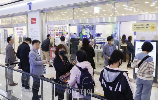 SKT 유심 해킹 사고와 관련해 전국 T월드 매장에서 희망 고객을 대상으로 무상 유심 교체 실시 첫 날인 28일 서울 시내의 한 SKT 대리점에서 가입자들이 유심 교체 서비스를 받기 위해 대기하고 있다. SKT는 유심 무상 교체 실시 첫날 가입자 몰림 현상으로 인한 불편을 예상해 대기 시간 없이 유심을 교체할 수 있도록 온라인 예약 시스템(care.tworld.co.kr)을 운영한다. 조현호 기자 hyunho@