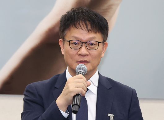 류정환 SK텔레콤 부사장이 30일 서울 여의도 국회 과학기술정보방송통신위원회에서 열린 청문회에서 의원 질의에 답하고 있다. 고이란 기자 photoeran@