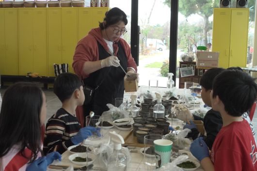 전북 익산시 삼기면에 있는 '우리들의 정원' 치유농장은 찾은 어린이들이 테라리움 프로그램을 하고 있다.