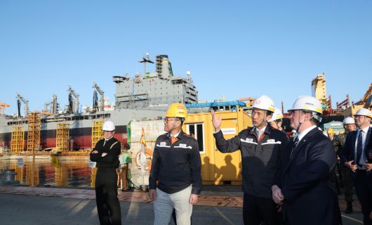 미국 해군성 존 필린 장관(오른쪽 첫 번째)과 한화그룹 김동관 부회장(오른쪽 두 번째)이 한화오션 거제사업장에서 ‘유콘’함 정비 현장을 둘러보고 있다.