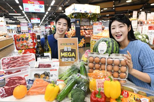모델들이 서울 등촌동 ‘홈플러스 메가 푸드 마켓 라이브 강서점’에서 ‘홈플 MEGA 골든 위크’ 행사 대표상품들을 소개하고 있다.