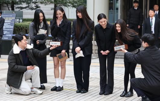 그룹 뉴진스(NJZ)가 7일 서울 서초구 서울중앙지방법원에서 열린 '기획사 지위보전 및 광고계약 체결 등 금지' 가처분 신청의 심문기일을 마친 뒤 법원 청사를 나서며 취재진 질문에 답하고 있다.    왼쪽부터 하니, 민지, 혜인, 해린, 다니엘.