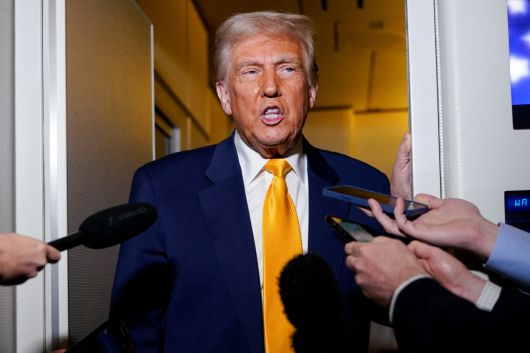 도널드 트럼프 미국 대통령이 12일(현지시간) 자택인 마러라고 리조트가 있는 마이애미주 플로리다로 향하는 대통령 전용기(에어포스원) 안에서 기자들의 질문에 답변하고 있다. 로이터연합뉴스