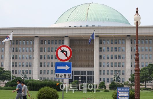 8월 임시국회를 하루 앞둔 4일 서울 여의도 국회의사당 정문 앞 일방통행 표지판 너머로 국회 본청이 자리하고 있다. 야당의 법안 강행처리와 무제한 토론 반복 등으로 극한 대치 중인 7월 국회상황이 8월에도 이어질 예정이다. 민주당은 8월 임시국회 첫날 노란봉투법을 통과시킬 계획이며 국민의힘은 거부권 카드로 맞설 방침이다. 고이란 기자 photoeran@