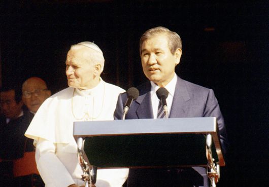 노태우 전 대통령이 26일 서거했다. 노 전 대통령은 지병으로 오랜 병상 생활을 해왔다. 최근 병세 악화로 서울대병원에 입원에 치료를 받았지만 끝내 눈을 감았다. 사진은 1989년 교황 요한바오로2세 방한 당시 발언하는 노태우 전 대통령 모습. (사진=뉴시스 DB) 2021.10.26.