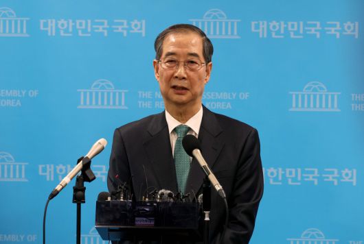 한덕수 전 국무총리가 2일 서울 여의도 국회에서 기자회견을 갖고 대선출마를 선언한 뒤 취재진의 질문에 답하고 있다. 신태현 기자 holjjak@