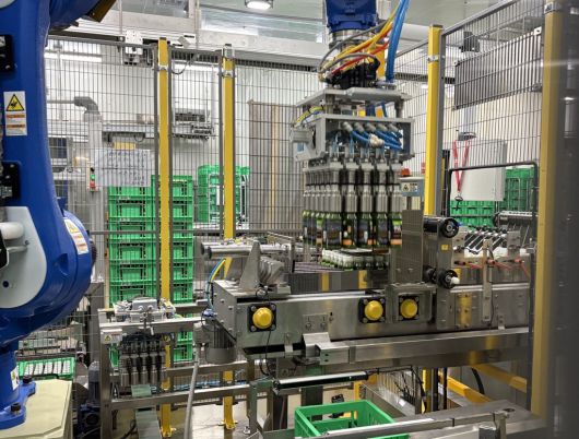 충북 증평군 도안면 풀무원녹즙 도안 공장에서 녹즙 제품이 출고를 위해 분류되고 있다.