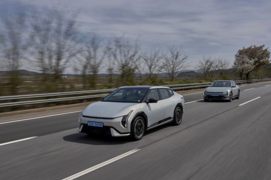 지난달 23일 개최된 시승회에서 달리고 있는 기아 EV4.