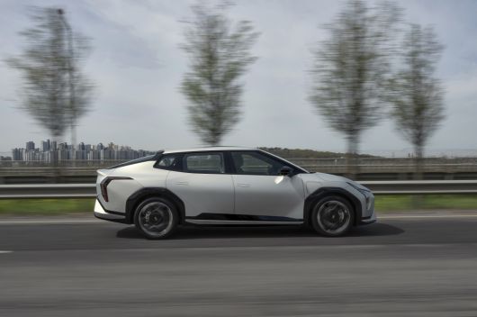 지난달 23일 개최된 시승회에서 달리고 있는 기아 EV4.