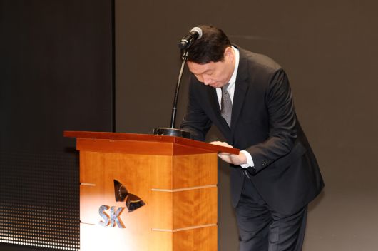 최태원 SK 그룹 회장이 7일 서울 중구 SKT타워에서 열린 SK텔레콤 이용자 유심(USIM) 정보 해킹 사고 관련 일일브리핑에서 대국민 사과를 하고 있다. 조현호 기자 hyunho@