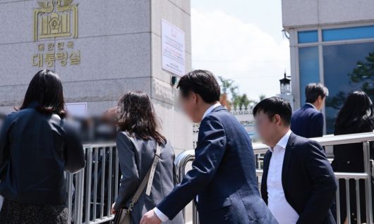 고위공직자범죄수사처 관계자들이 7일 서울 용산 대통령실 민원실을 오가고 있다.