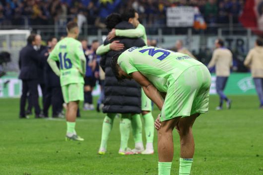 7일(한국시간) 바르셀로나 선수들이 유럽축구연맹(EUFA) 챔피언스리그(UCL) 4강 2차전 인터 밀란과의 경기에서 패배한 후 좌절한 모습.