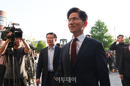 김문수 국민의힘 대선 후보가 7일 서울 종로구 한 음식점에서 한덕수 무소속 대선 후보와 단일화 관련 논의를 위해 들어가고 있다. 조현호 기자 hyunho@