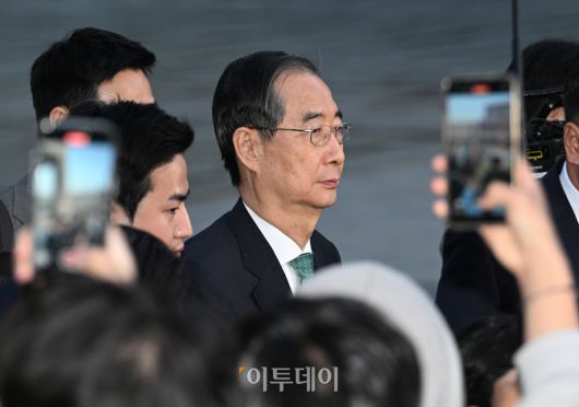 한덕수 무소속 대선 예비후보가 7일 서울 종로구의 한 식당에서 김문수 국민의힘 대선후보와 후보 단일화 관련 회동을 마친 후 식당을 나서고 있다. 조현호 기자 hyunho@