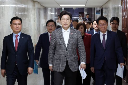 권성동 국민의힘 원내대표가 2일 서울 여의도 국회에서 열린 원내대책회의에 참석하고 있다. 2025.05.02.