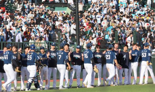 4일 부산 사직야구장에서 열린 2024 프로야구 NC 다이노스와 롯데 자이언츠의 경기.NC 선수들이 9대6으로 롯데를 누르고 승리의 기쁨을 나누고 있다.