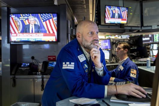 뉴욕증권거래소(NYSE)에서 19일(현지시간) 트레이더가 제롬 파월 미국 연방준비제도(Fed·연준) 의장의 기자회견을 보고 있다. 뉴욕/EPA연합뉴스