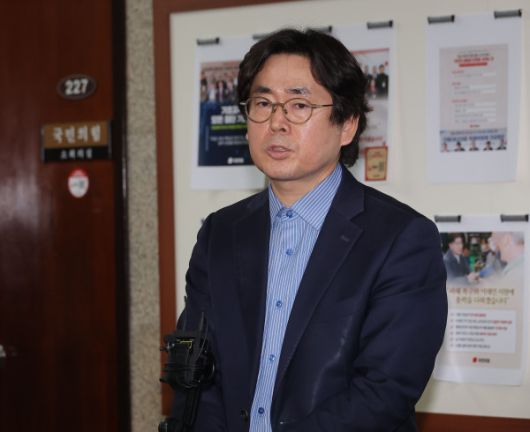 한덕수 대선 예비 후보 측 대리인인 윤기찬 정책 대변인이 10일 국회에서 재개된 국민의힘 김문수 대선 후보와 한덕수 후보 간의 단일화 협상이 결렬된 뒤 취재진 질문에 답하고 있다. 2025.5.10