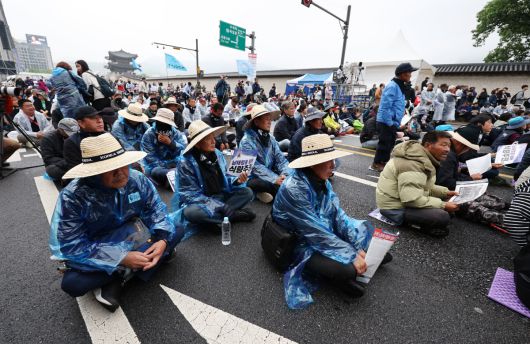 10일 서울 종로구 광화문 동십자각 앞에서 열린 내란농정 청산 농업대개혁 실현 범시민대회에서 참가자들이 손팻말을 들고 있다.