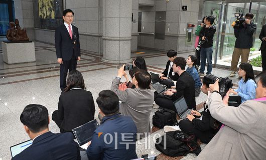 김문수 국민의힘 대선 후보가 공식 선거운동 개시를 하루 앞둔 11일 경기 과천시 중앙선거관리위원회에서 후보자 등록을 마치고 취재진 질문에 답하고 있다. 고이란 기자 photoeran@