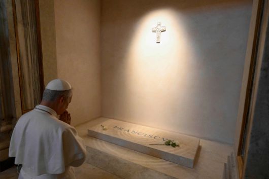 신임 교황인 레오 14세가 10일(현지시간) 이탈리아 로마의 산타 마리아 마조레 대성전에 안장된 프란치스코 교황의 무덤 앞에서 기도하고 있다. 로마/AFP연합뉴스