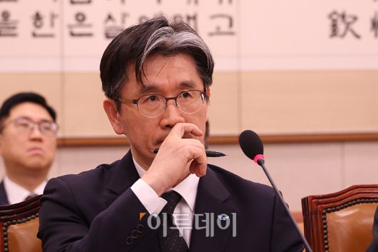 오동운 고위공직자범죄수사처장이 7일 서울 여의도 국회 법제사법위원회 전체회의에서 굳은 표정으로 자리하고 있다.