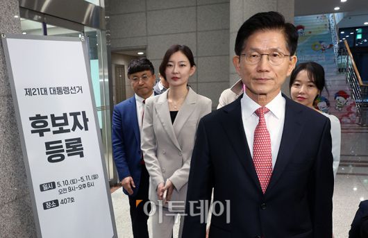 김문수 국민의힘 대선 후보가 공식 선거운동 개시를 하루 앞둔 11일 경기 과천시 중앙선거관리위원회에 도착해 후보자 등록 장소로 향하고 있다. 고이란 기자 photoeran@