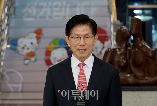 김문수 국민의힘 대선 후보가 공식 선거운동 개시를 하루 앞둔 11일 경기 과천시 중앙선거관리위원회에서 후보자 등록을 하고 있다. 고이란 기자 photoeran@