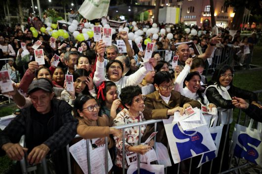 페루 치클라요 산타 마리아 대성당에서 10일(현지시간) 신도들이 레오 14세의 교황 선출을 기념하는 미사에 참석해 기뻐하고 있다. 레오 14세는 2015년부터 2023년까지 치클라요 교구장을 지냈다. 치클라요(페루)/로이터연합뉴스