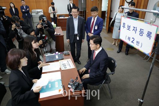 김문수 국민의힘 대선 후보가 공식 선거운동 개시를 하루 앞둔 11일 경기 과천시 중앙선거관리위원회에서 후보자 등록을 하고 있다. 고이란 기자 photoeran@