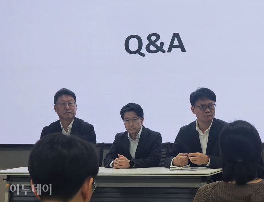 13일 SKT는 서울 중구 삼화타워에서 해킹 관련 일일브리핑을 열었다. 왼쪽부터 김희섭 PR센터장, 임봉호 MNO사업부장, 류정환 네트워크인프라센터장
