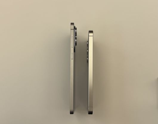 갤럭시 S25 엣지(왼쪽)와 갤럭시 S24 일반 모델(오른쪽) 두께 비교 사진