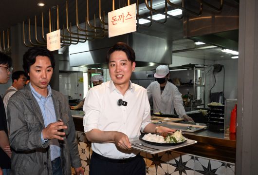 이준석 개혁신당 대선 후보가 13일 대구 북구 경북대학교를 찾아 학생식당에서 주문한 돈가스를 받고 있다. (공동취재) 2025.05.13.