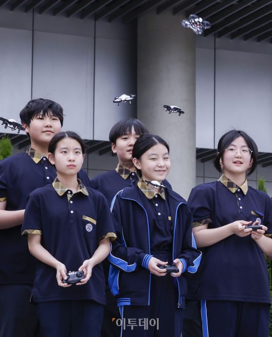 14일 서울 강서구 코엑스마곡에서 열린 드론산업 얼라이언스 창립총회에서 학생들이 드론 조종을 하고 있다. 조현호 기자 hyunho