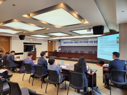 한국전파정책학회가 14일 오후 한국프레스센터에서 개최한 '바람직한 주파수 재할당 정책 마련을 위한 토론회'에서 권오상 디지털미래연구소 소장이 주파수 재할당의 법정책적 쟁점과 전망을 주제로 발표를 진행하고 있다.