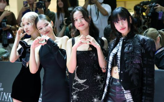 그룹 블랙핑크(BLACK PINK)가 지난해 8월 9일 오후 서울 영등포구 타임스퀘어에서 열린 '본 핑크 인 시네마스(BORN PINK IN CINEMAS)' 핑크 카펫에서 포즈를 취하고 있다. (뉴시스)