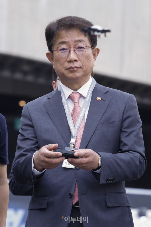 박상우 국토교통부 장관이 14일 서울 강서구 코엑스마곡에서 열린 드론산업 얼라이언스 창립총회에서 드론 조종을 하고 있다. 조현호 기자 hyunho@