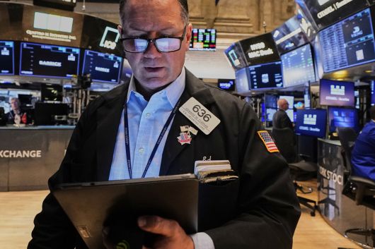 뉴욕증권거래소(NYSE)에서 9일(현지시간) 트레이더가 주가를 살피고 있다. 뉴욕/AP연합뉴스