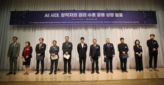 한국문인협회, 한국문학예술저작권협회, 한국미술협회, 한국방송작가협회, 한국방송협회, 한국사진작가협회, 한국소설가협회, 한국시나리오작가조합,한국시나리오작가협회, 한국시인협회, 한국영화감독조합, 한국음악저작권협회, 한국작가회의, 함께하는음악저작인협회, 국제PEN한국본부 등 15개 주요 창작자 단체는 14일 목동 방송회관 기자회견장에서 공동 성명 발표식을 열고  ‘AI 기본법’에 관한 국회와 정부의 빠른 보완 입법을 요구했다.